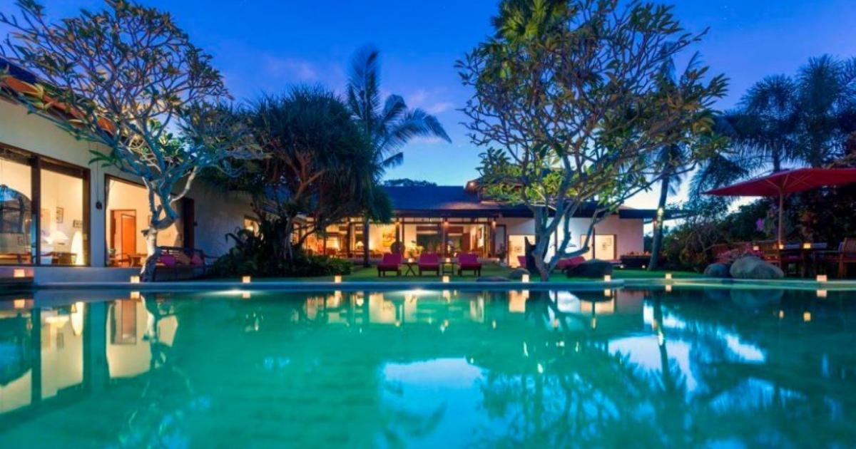 Villa Paloma at night